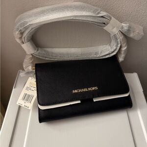 MICHAEL KORS OUTLET
Jet Set Travel Crossbody Bag